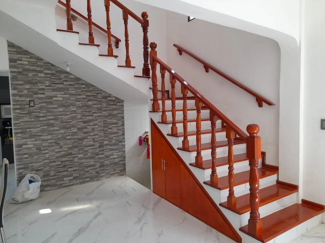 Escalera con barandal torneado