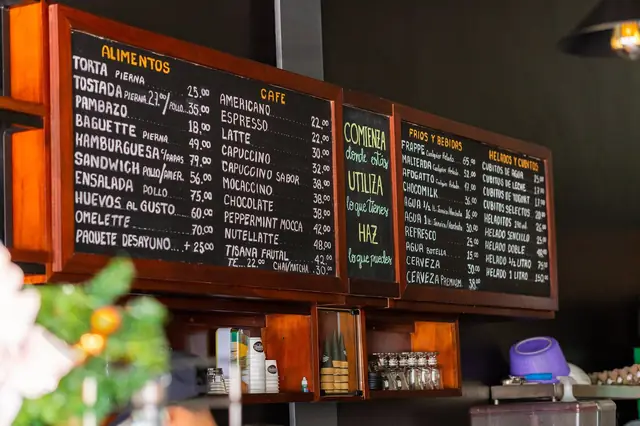Heladería y cafetería: bancas capitonadas y lambrín — foto 7