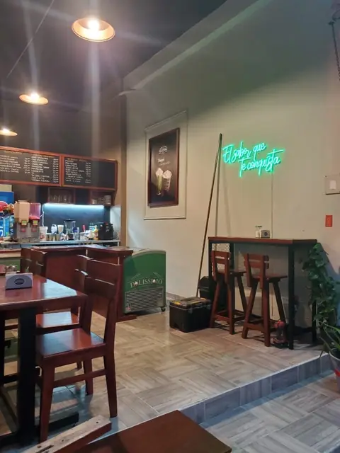 Heladería y cafetería: bancas capitonadas y lambrín — foto 10