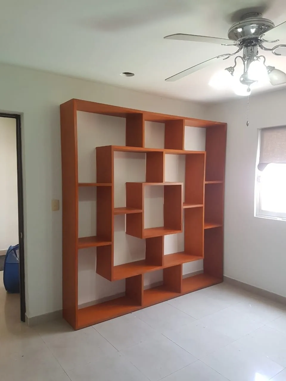 Librero geométrico de madera