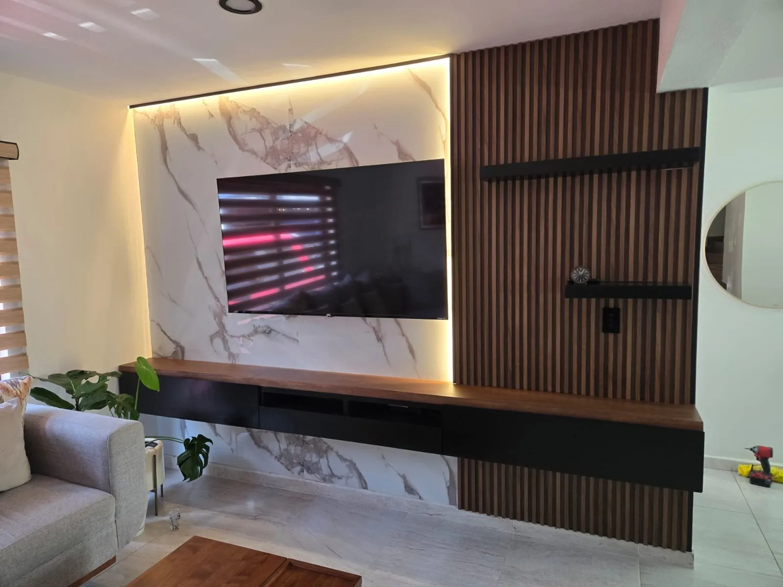 Muro de TV con lambrín y mármol
