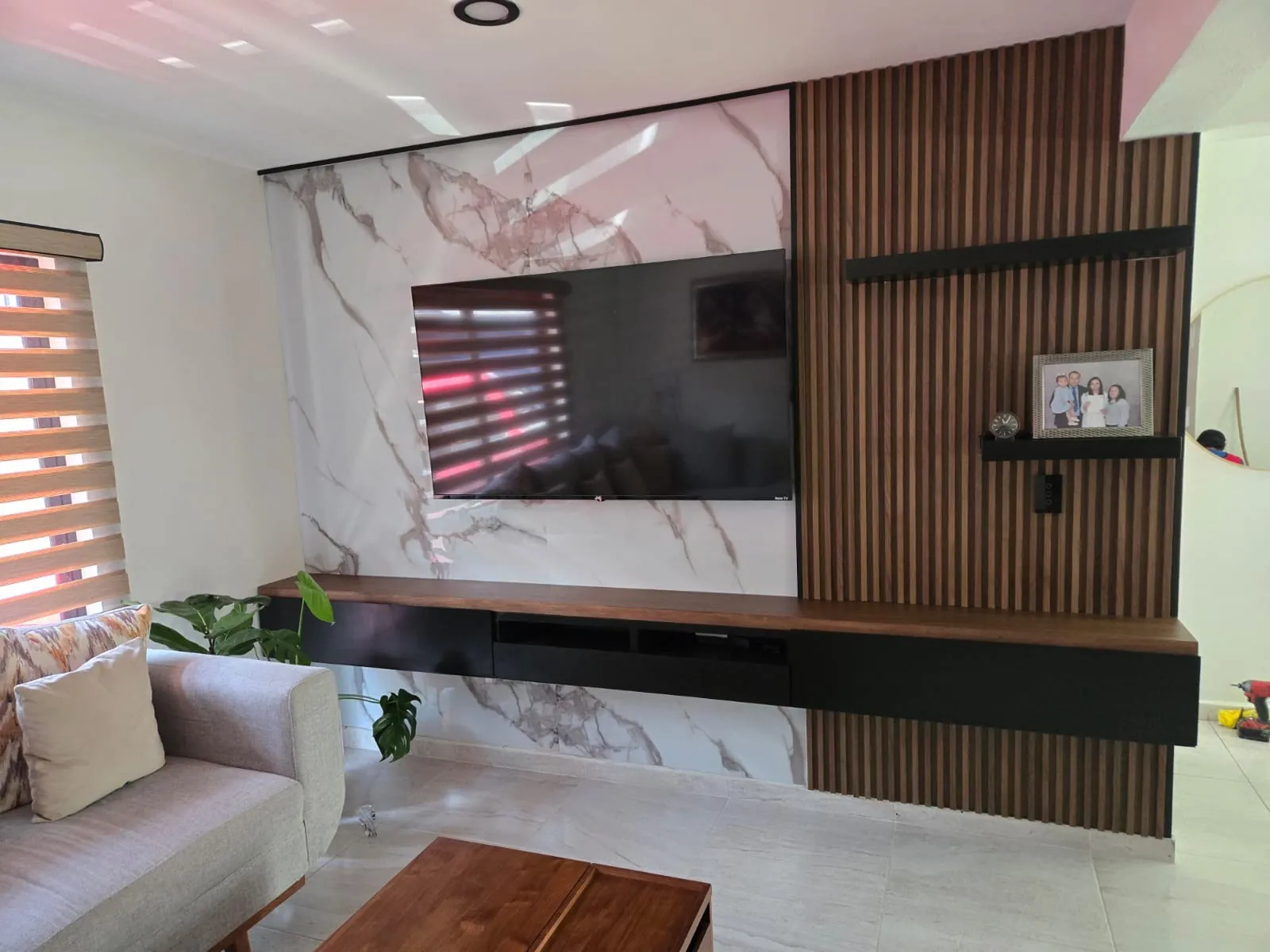Muro de TV con lambrín y mármol — foto 3