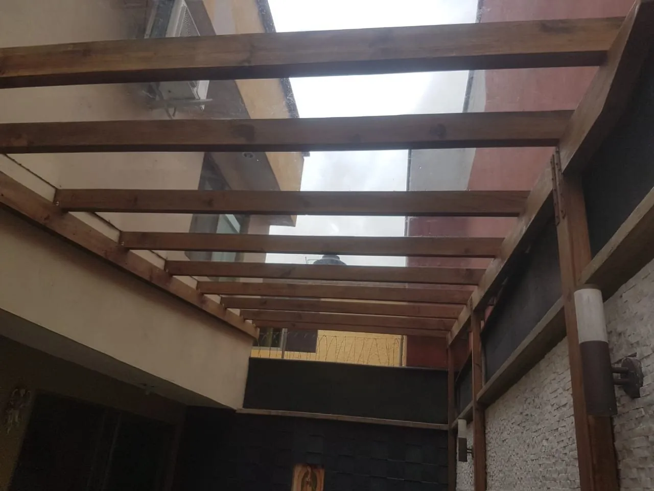 Pérgola de madera con cubierta de cristal