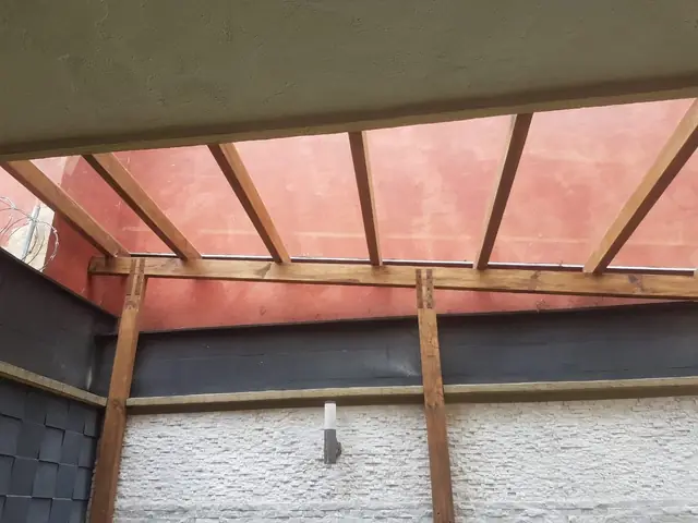 Pérgola de madera con cubierta de cristal — foto 2