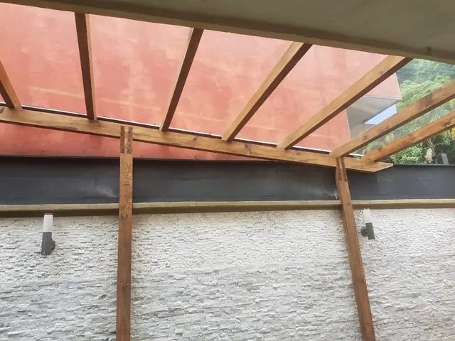 Pérgola de madera con cubierta de cristal — foto 3