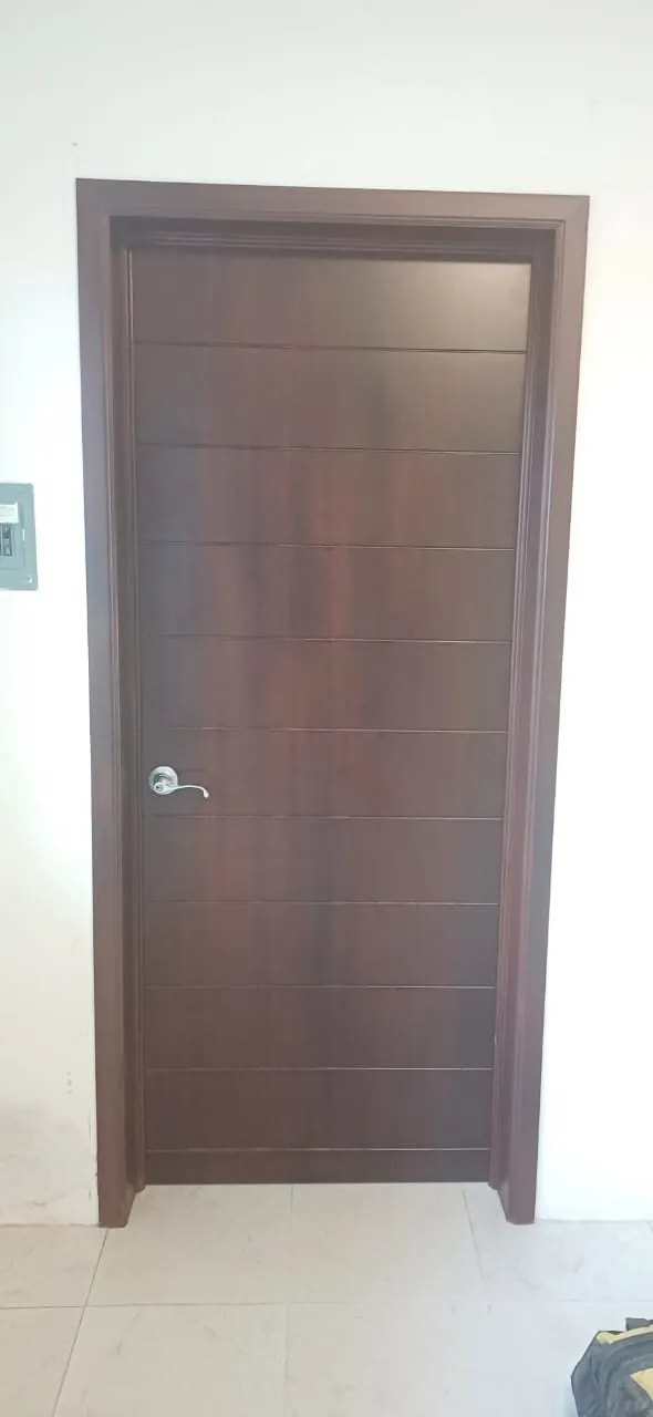 Puertas entintadas y de chapa de madera