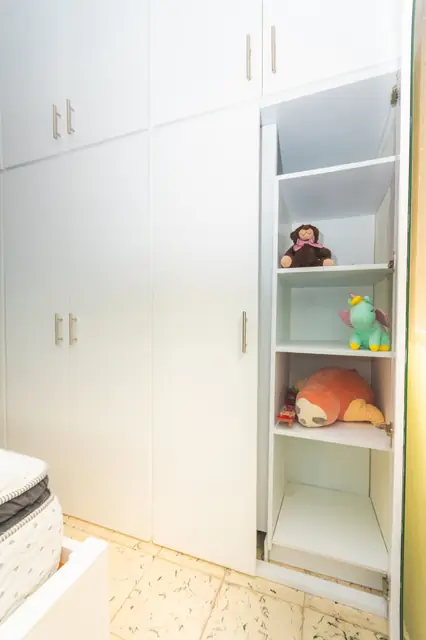 Recámara infantil con clósets y escritorio — foto 7