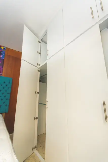 Recámara infantil con clósets y escritorio — foto 10