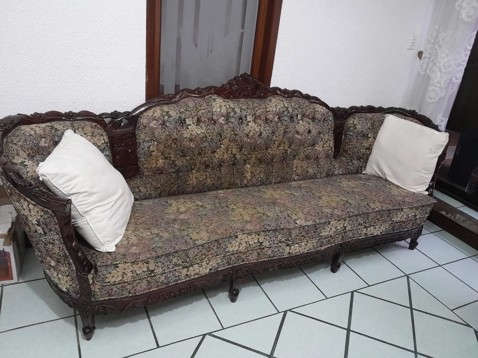 Retapizado de sala de madera tallada: antes