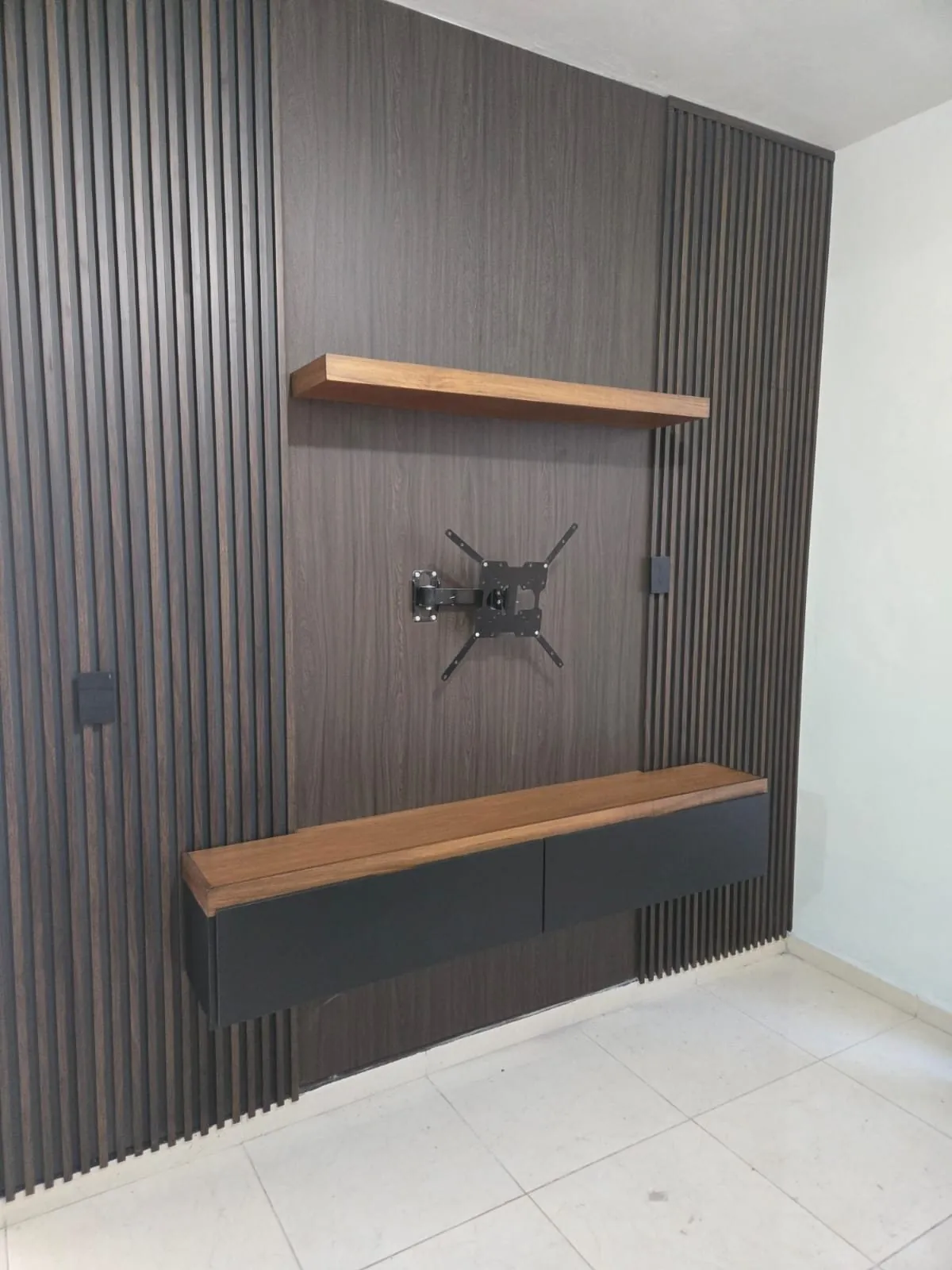 Muro de TV con lambrín — foto 2