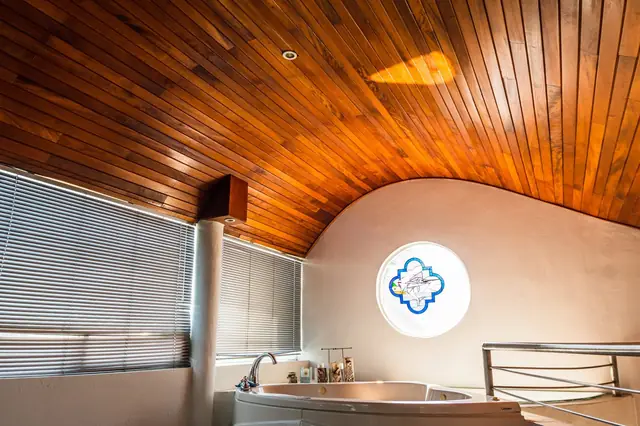 Plafón curvo de duela de madera — foto 2