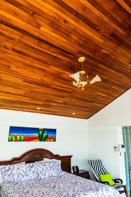 Plafón curvo de duela de madera — foto 6