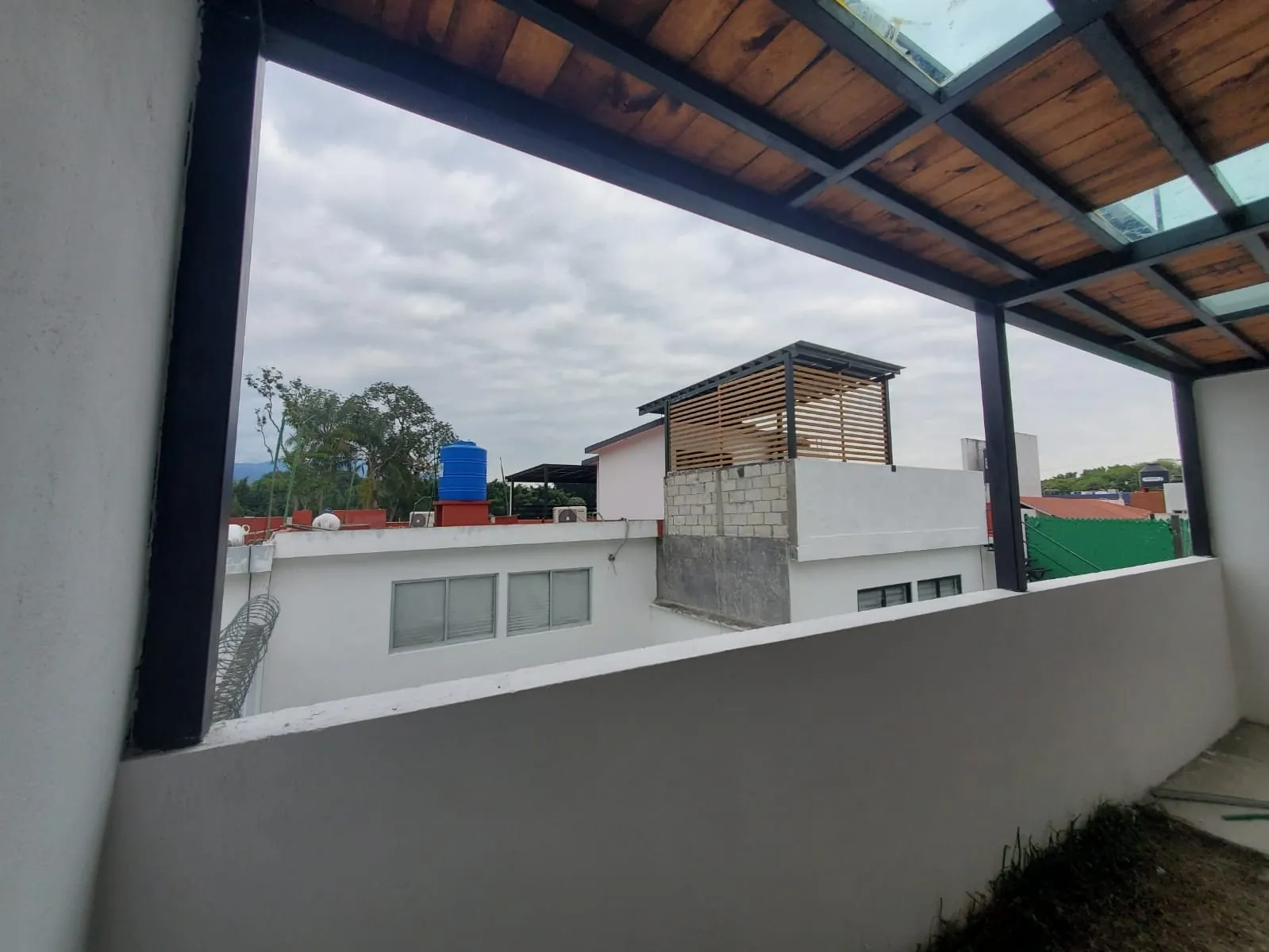 Techo de madera con tragaluces