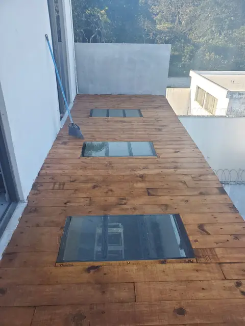 Techo de madera con tragaluces — foto 4