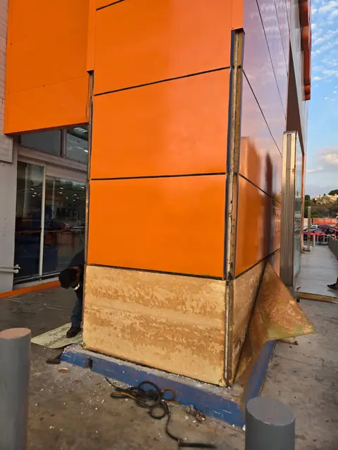 Tiendas de autoservicio: fachadas, aluminio y cristal — foto 3
