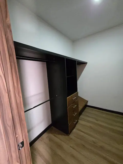 Vestidor negro con cajones tono nogal — foto 8